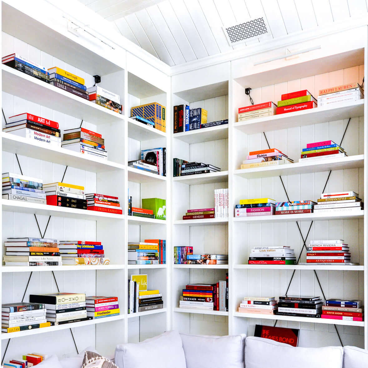 Juniper Custom can help curate a library for your Contemporary Home. Our Full Custom services include curating books on any subject. 